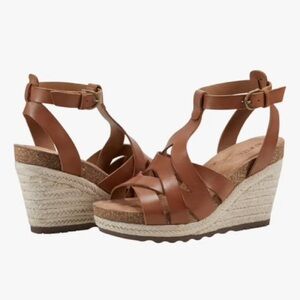 Earth Footwear Women's Malera Wedge Sandal
Size: 7.5M. Never worn.